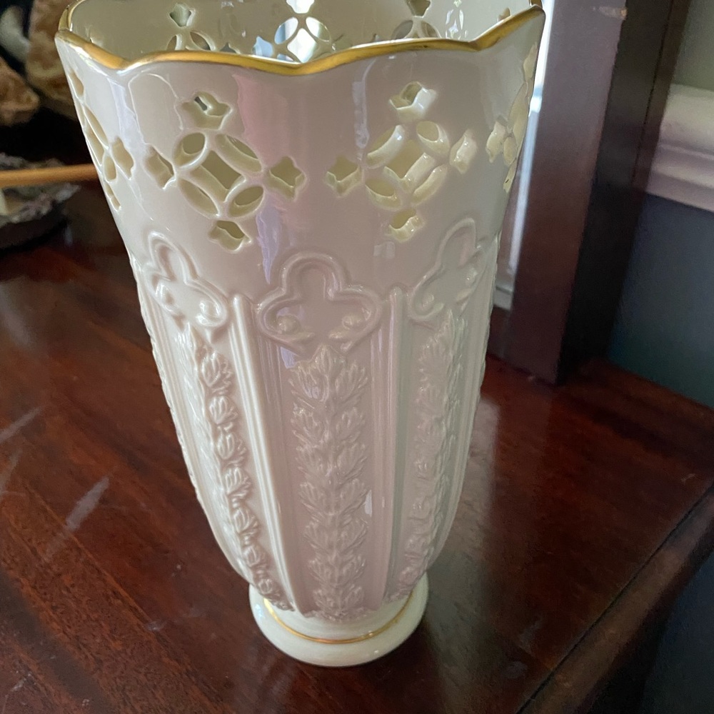 Lennix Vase with gold on top